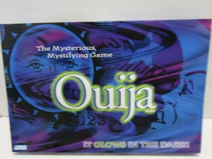 ANTIGUO Tablero Ouija Mistificante Oracle WILLIAM FULD BRILLO EN EL TABLERO OSCURO - Imagen 1 de 4