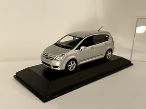 MINICHAMPS - TOYOTA COROLLA VERSO 2004 GRIS 1:43 - Foto 1 di 4