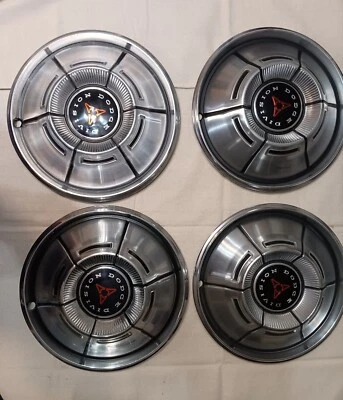 NOS 1970 Dodge Division Hubcaps Part # 2944435 Challenger Charger Coronet Dart Foto 1 de 4