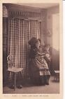 CPA 68 ALSACE Femme alsacienne & Enfant lisant devant Alcove rideau tissu Kelsh