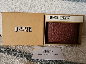 Vintage NEU Duluth Trading Echt Bison Leder Doppelfaltung Geldbörse Geschenkbox 4,5x3,5" USA - Bild 1 von 8