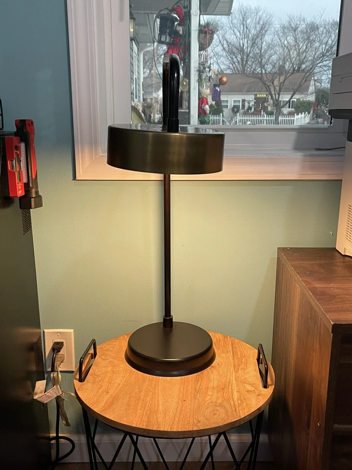 Lámpara portátil Maverick de Surya, base envejecida/pantalla dorada - MVR-001 Foto 1 de 4