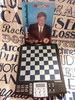 Millennium - Sprechende Schachschule - Anatoly Karpov - Schach - Buch + Brett  - Bild 1 von 2