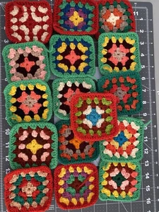 Gehäkelte Granny Squares 16er Set für Weihnachten Basteln Upcycling Kleidung - Bild 1 von 5