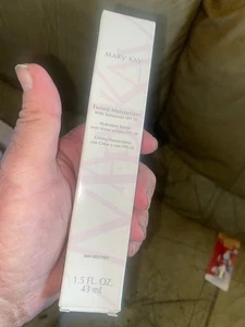 Mary Kay Tinted Moisturizer w/ Sunscreen SPF20 1.5 Fl Oz - Picture 1 of 2