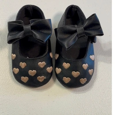 Bebé Niña Negro Arco Mary Jane Zapatos 9-12 Meses Corazones Dorados Infantil Sin Cordones Usados en Excelente Condición Foto 1 de 4