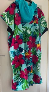 Bright tropical print, new without tags, hooded towel from Olaian at Decat - Picture 1 of 12