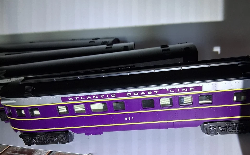 K-Line Trains Atlantic Coast Line Passenger 4Pack Streamliners O Gauge Lightning - Image 1 of 4