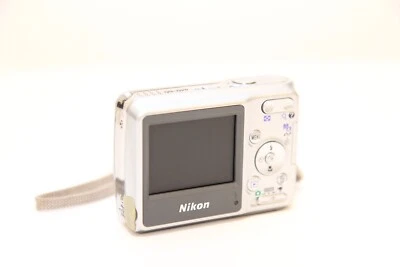 NIKON Coolpix L4 Digital Photo Camera 4MP Nikkor 3x Optical Zoom Silver Vintage - Image 1 of 4