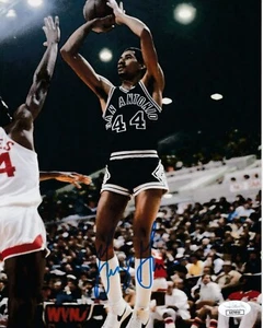 FOTO 8 X 10 FIRMADA POR GEORGE GERVIN SAN ANTONIO SPURS con certificado de autenticidad - Imagen 1 de 2