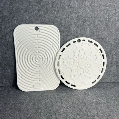 Le Creuset Blanco Flexible Silicona Trivet 8 Pulgadas Caliente Almohadilla Olla Soporte Juego De 2 Nuevo Foto 1 de 4