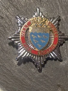 VERALTETES ORIGINAL WEST SUSSEX FEUERWEHR MÜTZENABZEICHEN. - Bild 1 von 2