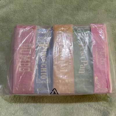 NUEVO SELLADO LOUNGEFLY STICH SHOPPE DISNEY CLÁSICOS LIBROS BANDOLERA/PIN DUMBO ALICE Foto 1 de 4