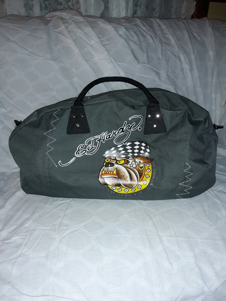 Ed Hardy, Bolso de Gimnasio Bulldog Inglés, NUEVO, Gris Verdoso con Correas Negras Foto 1 de 4