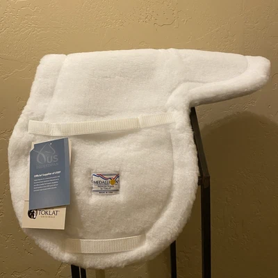 ALMOHADILLA DE SILLÍN TOKLAT MEDALLÓN POLAR INGLÉS A/P 16-16 1/2 Foto 1 de 4