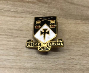 Hughes Hall Cambridge University DISCE UT SERVIAS Vintage Pinback Button - Picture 1 of 2
