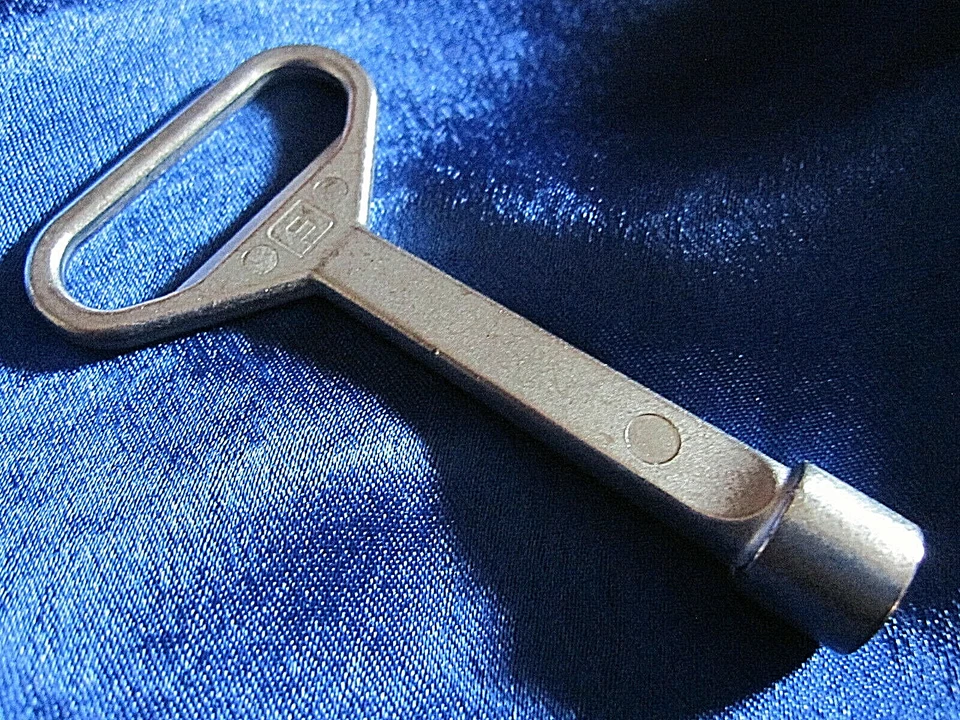 8mm Dreikantschlüssel Flaschenöffner Mülltonnen Schlüssel BW Innendreikant  - Bild 1 von 1