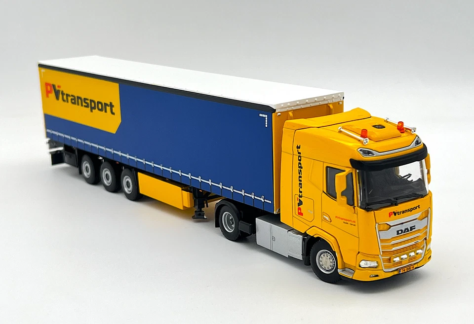 Remolque DAF XG 4x2 lado cortina "Transporte fotovoltaico" modelos de camiones WSI escala 1:50 Foto 1 de 4