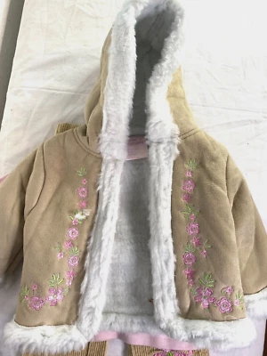 BEBÉ NIÑA..CONJUNTO DE CONJUNTO DE 3 PIEZAS..CHAQUETA, TOP Y PANTALÓN..NUEVO SIN ETIQUETAS..12 MESES Foto 1 de 3