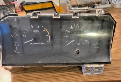 Ford Mustang GT 1987 clúster con tachuela para rpm una pestaña rota en el panel inferior Foto 1 de 4