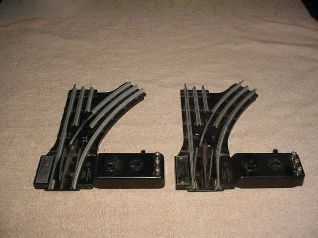 LIONEL - 022 'O' GAUGE - Pair of Right & Left switches - Image 1 of 1