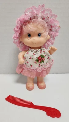 De colección UD Co Inc 6" Muñeca de Plástico Pelo Rosa Vestido Floral y Gorro Ojos Azules con Peine Foto 1 de 4