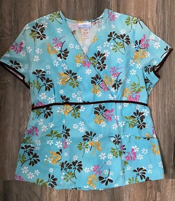 Blusa feminina SB Scrub XL V gola V azul floral com acabamento marrom bolsos de manga curta - Imagem 1 de 4