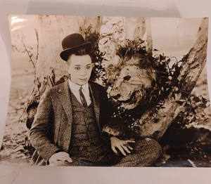 Foto Buster Keaton neben Löwe im Stummfilm Sherlock Jr 1924 - Bild 1 von 6