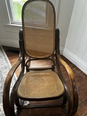 Mecedora basculante de caña tejida vintage estilo tonet respaldo de mimbre marrón Foto 1 de 2