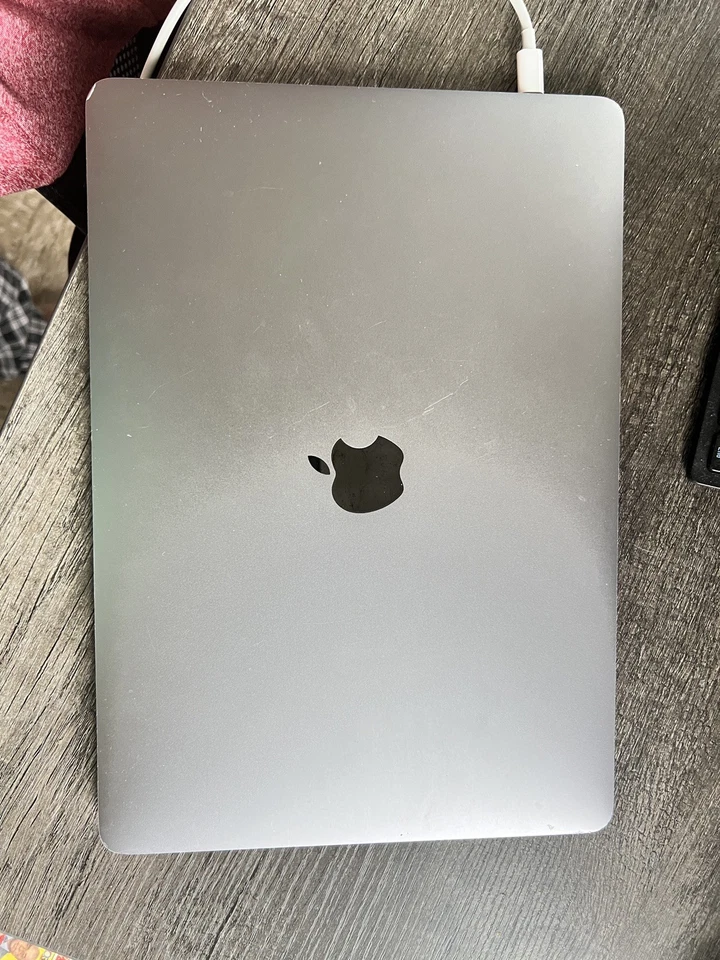 13 pulgadas 2017 2 puertos Thunderbolt 3 MacBook Pro i5@2,3 GHz / 8 GB RAM / 256 GB SSD Foto 1 de 1