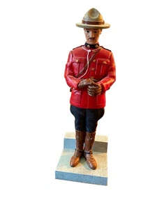 Vintage Resin Figur eines Royal Canadian Mounted Police Official RCMP@GRC - Bild 1 von 6