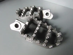 NEW - Foot Pegs - RMZ450 05-07, RMZ250 2010, RMZ 450, 250 - Sunline 27-00-015 - Picture 1 of 7