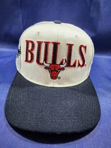 Vintage Sports Specialties Chicago Bulls Mütze Laser Schatten Druckknopflasche Kappe - Bild 1 von 10