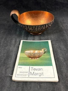 Libro de arte húngaro contemporáneo Margit Tevan y plato martillado con mango de cobre - Imagen 1 de 14