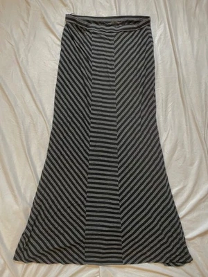 Falda larga negra a rayas cómoda talla grande Diseño Historia Foto 1 de 4