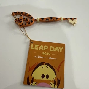 Disney Store Tigger Leap Day 2020 Key + Pinbadge - Picture 1 of 2