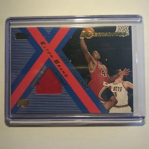 2001-02 Topps Xpectations Elton Brand Jersey Game Worn Jersey WarmUp Patch Reliquia - Foto 1 di 6