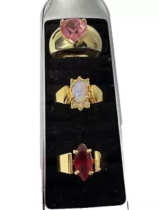 Menge 3 Vintage AVON Kostüm Cocktail Ringe Rubin Opal Rosa Größe 7-8, Goldfarben - Bild 1 von 22