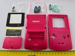 KIT GUSCIO CONSOLE NINTENDO GAMEBOY COLOR GBC RICAMBIO COMPLETO ROSA NUOVO DI ZECCA! - Foto 1 di 2