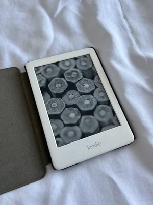 Amazon Kindle 10th Generation 4GB eReader White FrontLight WiFi J9G29R - Image 1 of 4