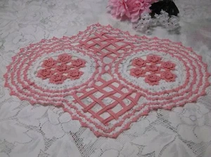 NEU!  Handgefertigtes, handgehäkeltes Blumendeckchen in Gitterarbeit - rosa/weiß - Bild 1 von 3