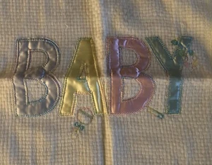 Quiltex Babydecke Überwurf weiß Satin Buchstaben Baby Vintage Acryl 40"x40"   - Bild 1 von 6