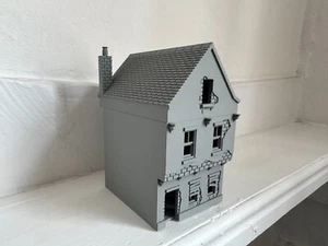 Small Ruined House with Wooden Barricades - Tabletop Wargaming Buildings 28mm - Picture 1 of 7