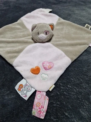 Doudou chat Iris plat NOUKIE'S rose gris cœurs attache tétine  - Photo 1/4