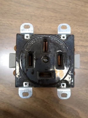 HUBBELL HBL RECEPTACLE HBL7301 - NEW IN BOX - Image 1 of 4