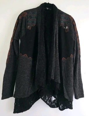 Suéter cárdigan pequeño Miss Me Lace Fly Away azteca de medios mixtos para mujer Foto 1 de 4