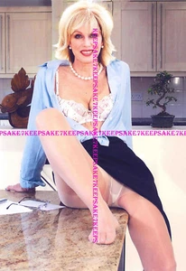 JOANNA LUMLEY SITZEND AUF TISCH STRUMPFHOSE SPITZE BH FÜSSE ZEHEN FARBFOTO A-JL1 - Bild 1 von 1