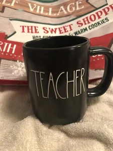 NEU! Rae Dunn Lehrer Kaffee Tee Tasse Becher schwarz langer Buchstabe - Bild 1 von 3