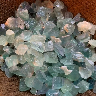 Lotes de 1000 quilates de PEQUEÑA fluorita verde en bruto - ¡Además de una piedra preciosa facetada GRATIS! Foto 1 de 4