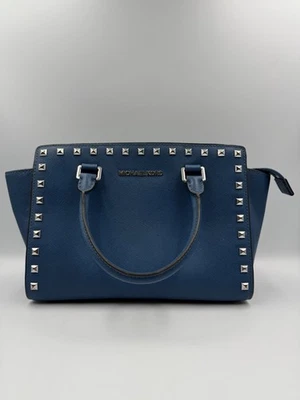 Bolsa satchel Michael Kors Selma cravejada couro saffiano - Imagem 1 de 4